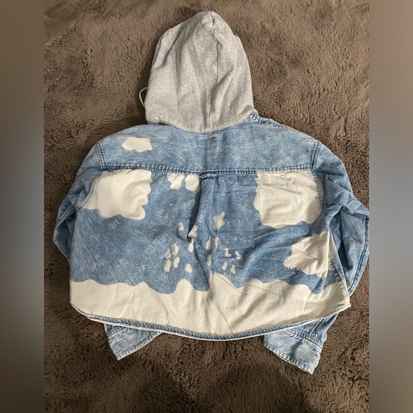 American Eagle Bleached Denim Cropped Hooded Jean Jacket - Picture 5 of 9